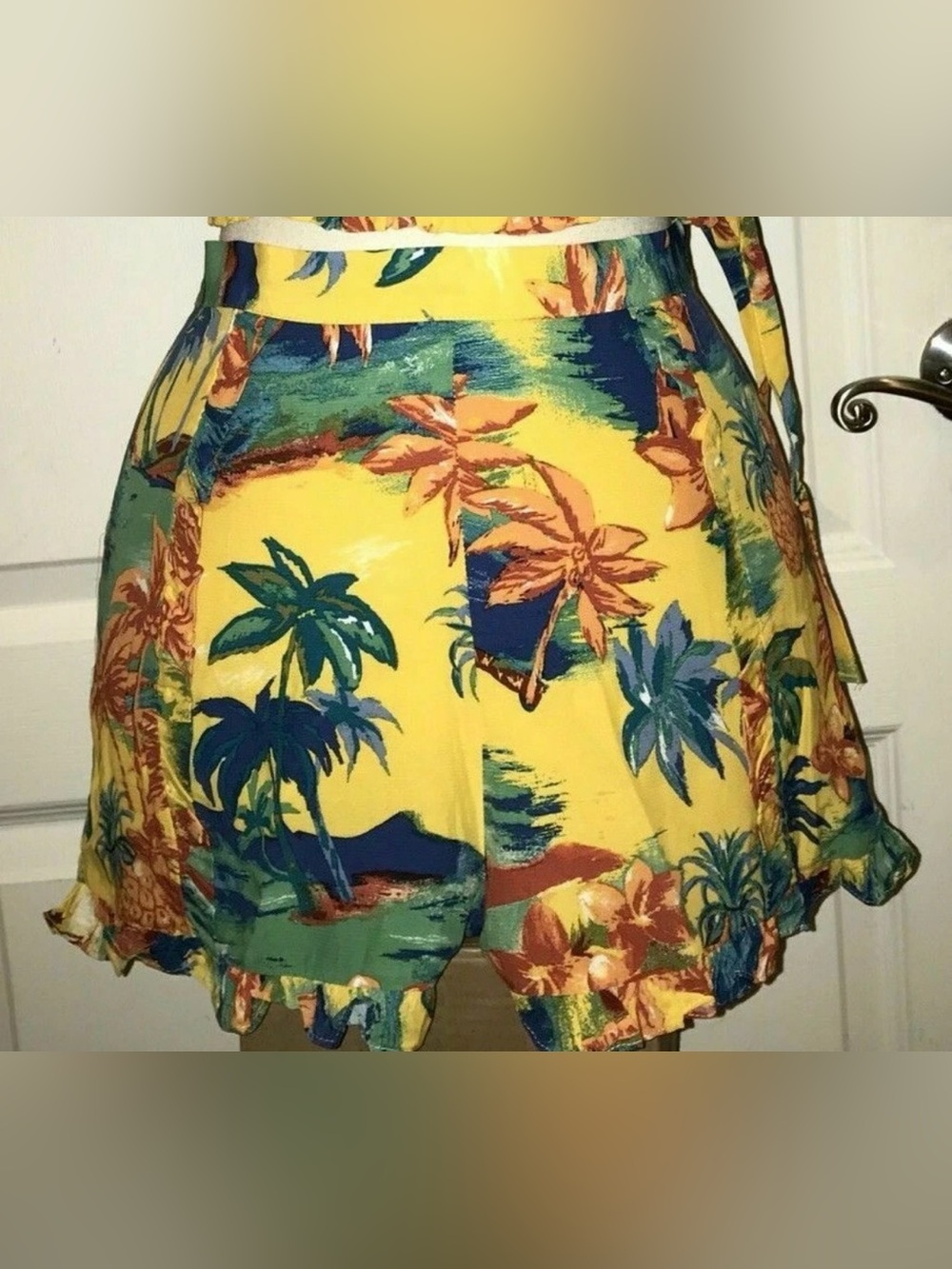 NWT Zara Yellow Palm Tree High Waist Side Zip Shorts - XS / Retail Price $35.90